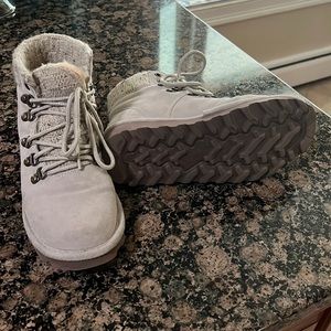 Women’s Light Gray Lace-Up Winter Boots